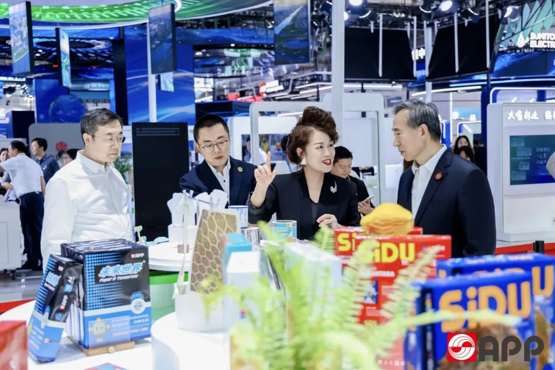 【头条】链博时刻 | 中印尼可持续供应链研讨会暨APP全球电子目录发布仪式走进链博展台