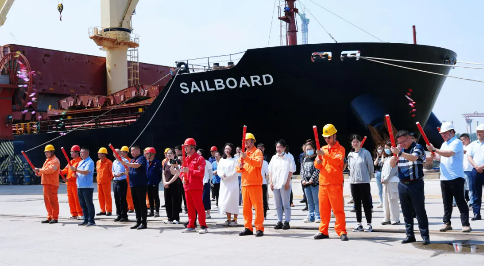 金鹰集团首艘“船边直提”海轮靠岸 筑势如皋打造全球木浆枢纽