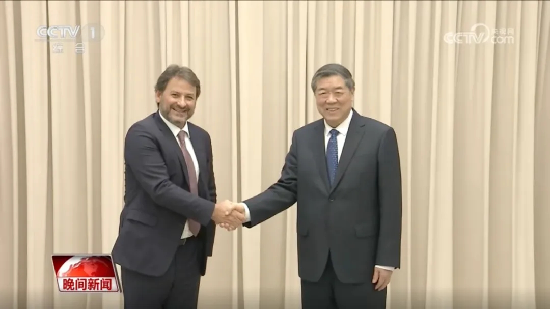 国务院副总理何立峰会见部分跨国公司负责人